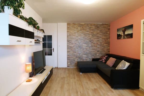 Prenájom bytu 3-izbový 80 m², Španielova, Praha Prenájom bytu 3-izbový 80 m², Španielova, Praha