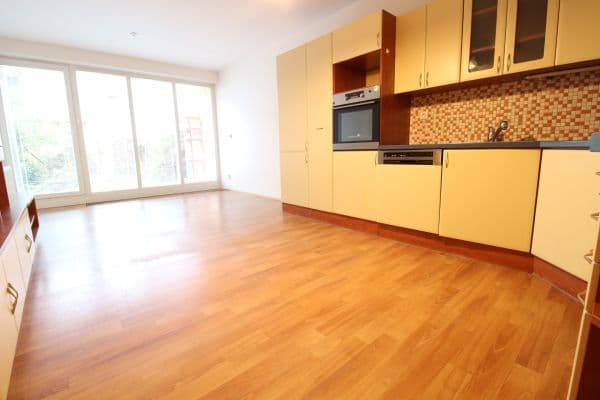 Prenájom bytu 3-izbový 74 m², Pod Nouzovem, Praha Prenájom bytu 3-izbový 74 m², Pod Nouzovem, Praha
