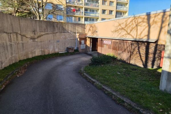 Prenájom garáže 17 m², Chalupkova, Praha Prenájom garáže 17 m², Chalupkova, Praha