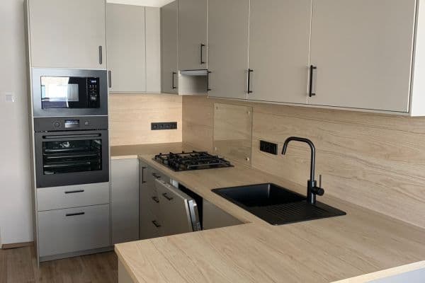 Prenájom bytu 3-izbový 90 m², Hněvkovského, Praha Prenájom bytu 3-izbový 90 m², Hněvkovského, Praha