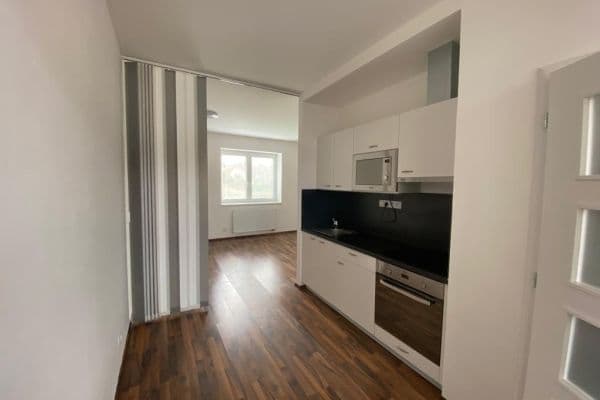Prenájom bytu 1-izbový 36 m², Masarykovo náměstí, Mnichovice Prenájom bytu 1-izbový 36 m², Masarykovo náměstí, Mnichovice