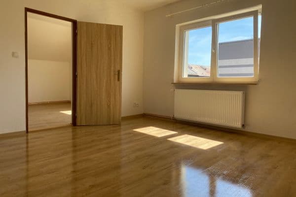 Prenájom bytu 3-izbový 104 m², Tovární, Dubí Prenájom bytu 3-izbový 104 m², Tovární, Dubí