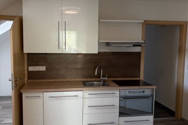 Prenájom bytu 2-izbový 60 m², Moskevská, Karlovy Vary Prenájom bytu 2-izbový 60 m², Moskevská, Karlovy Vary