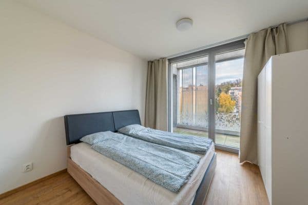 Prenájom bytu 4-izbový 15 m², Hlaváčkova, Praha Prenájom bytu 4-izbový 15 m², Hlaváčkova, Praha