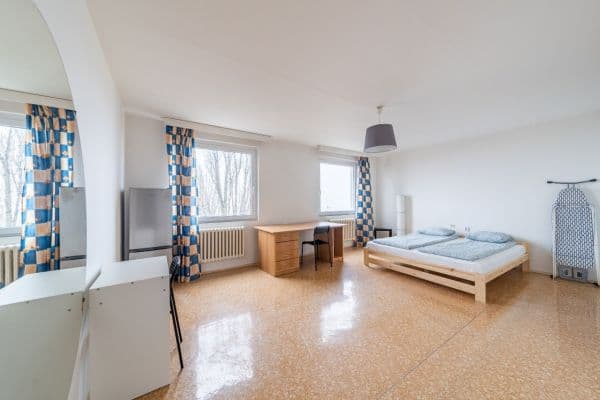 Prenájom bytu 4-izbový 24 m², Kříženeckého náměstí, Praha Prenájom bytu 4-izbový 24 m², Kříženeckého náměstí, Praha