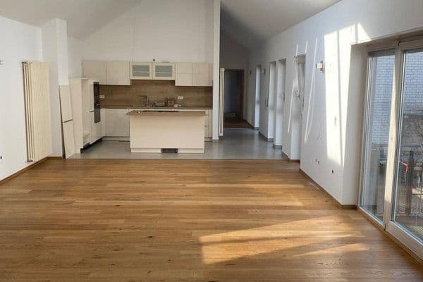 Prenájom bytu 3-izbový 150 m², Ludwigshafen am Rhein Prenájom bytu 3-izbový 150 m², Ludwigshafen am Rhein
