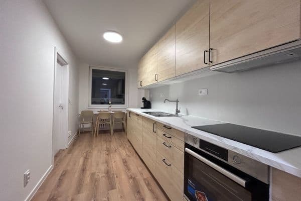 Prenájom bytu 4-izbový 12 m², Suchý vršek, Praha Prenájom bytu 4-izbový 12 m², Suchý vršek, Praha