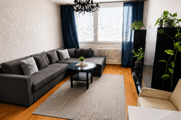 Predaj bytu 3-izbový 60 m², Radomská, Praha Predaj bytu 3-izbový 60 m², Radomská, Praha