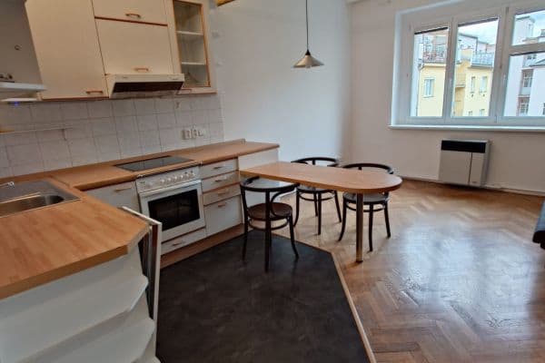 Prenájom bytu 1-izbový 44 m², Radhošťská, Praha Prenájom bytu 1-izbový 44 m², Radhošťská, Praha