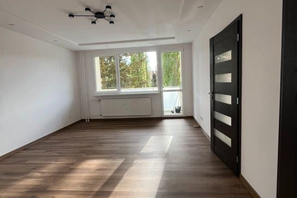 Prenájom bytu 3-izbový 75 m², Dlouhá, Česká Lípa, Liberecký kraj Prenájom bytu 3-izbový 75 m², Dlouhá, Česká Lípa, Liberecký kraj