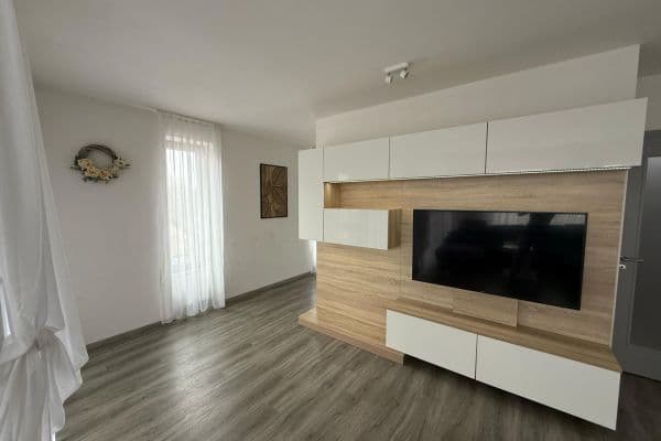 Prenájom bytu 3-izbový 84 m², Husova, Pardubice, Pardubický kraj Prenájom bytu 3-izbový 84 m², Husova, Pardubice, Pardubický kraj