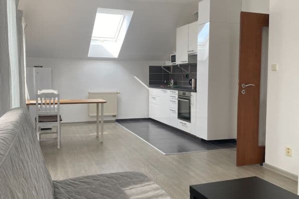 Prenájom bytu 2-izbový 50 m², Nádražní, Zbuzany Prenájom bytu 2-izbový 50 m², Nádražní, Zbuzany
