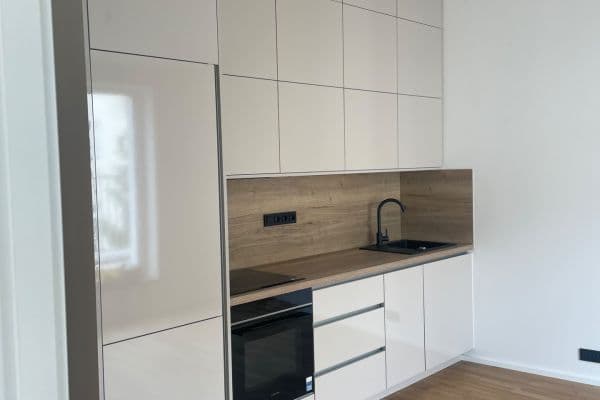 Prenájom bytu 2-izbový 34 m², Krymská, Praha Prenájom bytu 2-izbový 34 m², Krymská, Praha