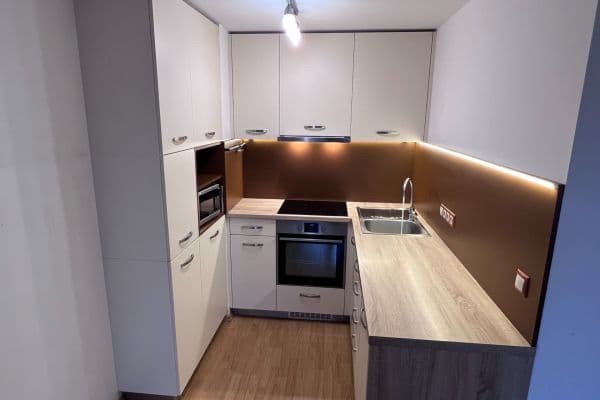 Prenájom bytu 2-izbový 46 m², Golfová, Praha Prenájom bytu 2-izbový 46 m², Golfová, Praha