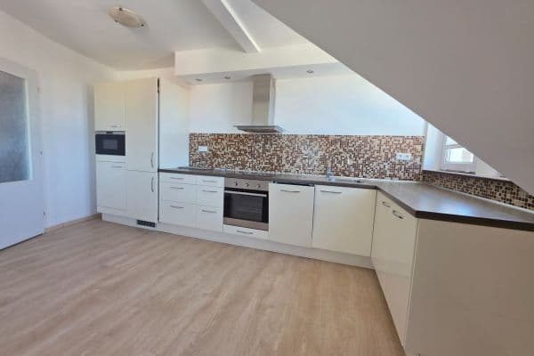 Prenájom bytu 4-izbový 107 m², Závodu míru, Karlovy Vary Prenájom bytu 4-izbový 107 m², Závodu míru, Karlovy Vary