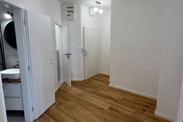 Prenájom bytu 1-izbový 36 m², Petrohradská, Praha Prenájom bytu 1-izbový 36 m², Petrohradská, Praha