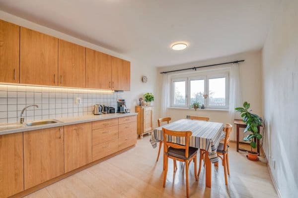 Prenájom bytu 4-izbový 98 m², Na Balkáně, Praha Prenájom bytu 4-izbový 98 m², Na Balkáně, Praha