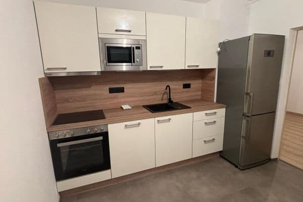 Prenájom bytu 2-izbový 55 m², Taškentská, Praha Prenájom bytu 2-izbový 55 m², Taškentská, Praha