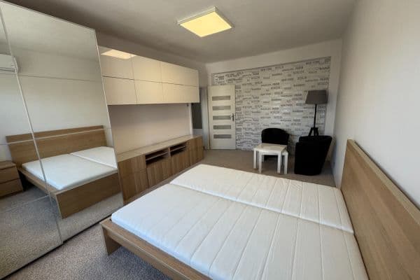 Prenájom bytu 1-izbový 38 m², Partyzánské náměstí, Ostrava Prenájom bytu 1-izbový 38 m², Partyzánské náměstí, Ostrava
