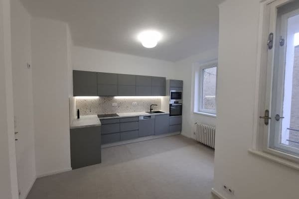 Prenájom bytu 3-izbový 79 m², Moulíkova, Praha Prenájom bytu 3-izbový 79 m², Moulíkova, Praha