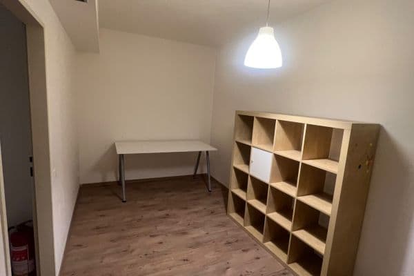 Prenájom nebytového priestoru 12 m², Malešická, Praha Prenájom nebytového priestoru 12 m², Malešická, Praha
