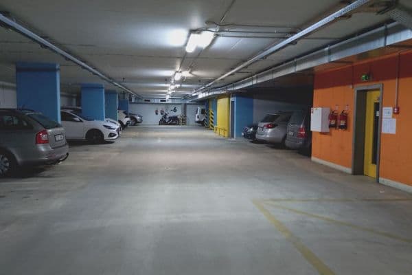 Prenájom garáže 15 m², Sluneční náměstí, Praha Prenájom garáže 15 m², Sluneční náměstí, Praha