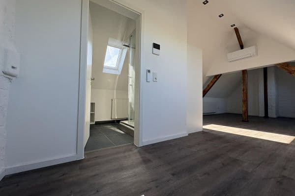 Prenájom bytu 4-izbový 105 m², Luxemburger Str.259, Köln, Severné Porýnie - Westfálsko Prenájom bytu 4-izbový 105 m², Luxemburger Str.259, Köln, Severné Porýnie - Westfálsko