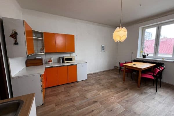 Prenájom bytu 2-izbový 55 m², Oskara Nedbala, Hradec Králové Prenájom bytu 2-izbový 55 m², Oskara Nedbala, Hradec Králové