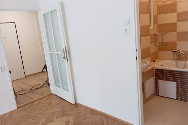 Prenájom bytu 2-izbový 43 m², Plzeňská, Praha Prenájom bytu 2-izbový 43 m², Plzeňská, Praha