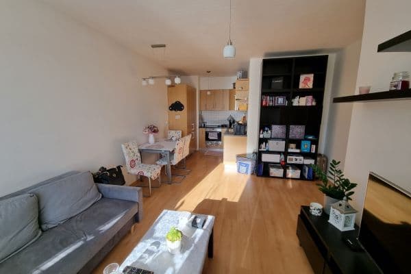 Prenájom bytu 3-izbový 54 m², Vladycká, Praha Prenájom bytu 3-izbový 54 m², Vladycká, Praha