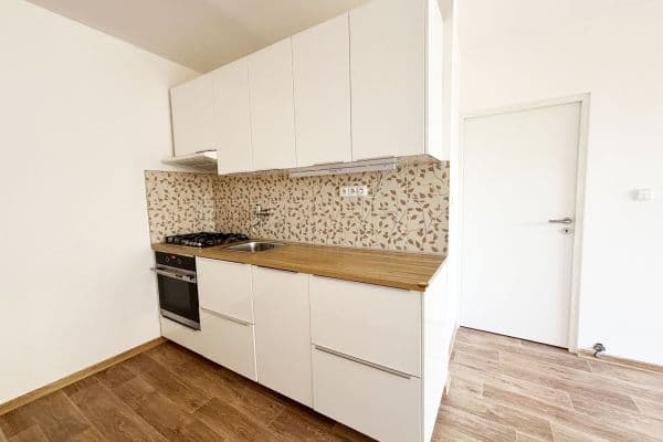 Prenájom bytu 2-izbový 40 m², Tisovecká, Kolín Prenájom bytu 2-izbový 40 m², Tisovecká, Kolín