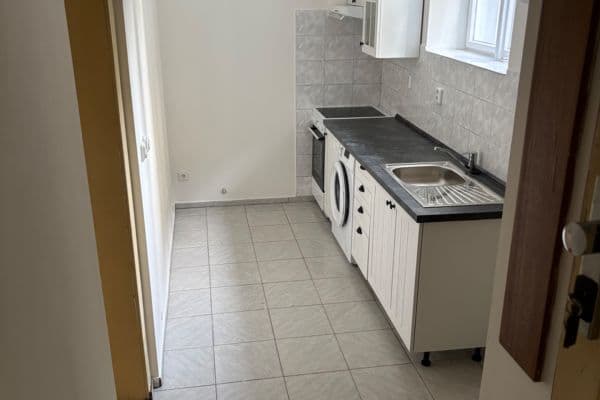 Prenájom bytu 1-izbový 38 m², Ústecká, Praha Prenájom bytu 1-izbový 38 m², Ústecká, Praha