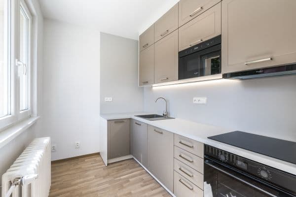 Prenájom bytu 4-izbový 82 m², Dobiášova, Liberec Prenájom bytu 4-izbový 82 m², Dobiášova, Liberec