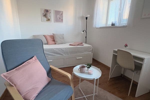 Prenájom bytu 1-izbový 30 m², Kloboučnická, Praha Prenájom bytu 1-izbový 30 m², Kloboučnická, Praha