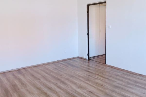 Prenájom bytu 3-izbový 69 m², Včelary Prenájom bytu 3-izbový 69 m², Včelary