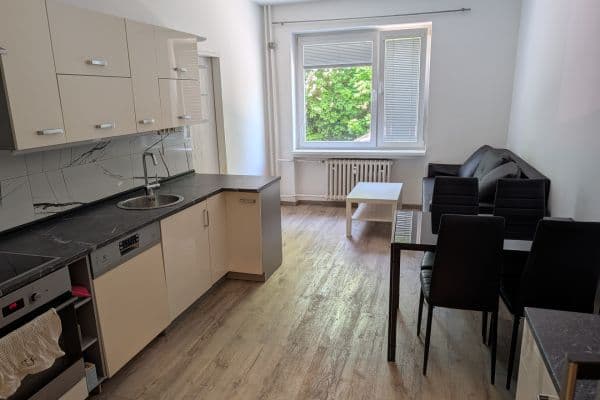 Prenájom bytu 4-izbový 70 m², Fabiánova, Praha Prenájom bytu 4-izbový 70 m², Fabiánova, Praha