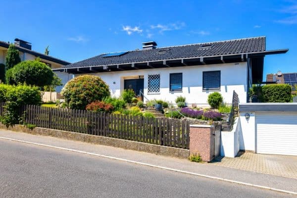 Predaj domu 123 m², pozemek 780 m², Nibelungenstraße 15, Taunusstein-Niederlibbach Predaj domu 123 m², pozemek 780 m², Nibelungenstraße 15, Taunusstein-Niederlibbach