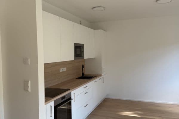 Prenájom bytu 1-izbový 36 m², Mezitraťová, Praha Prenájom bytu 1-izbový 36 m², Mezitraťová, Praha