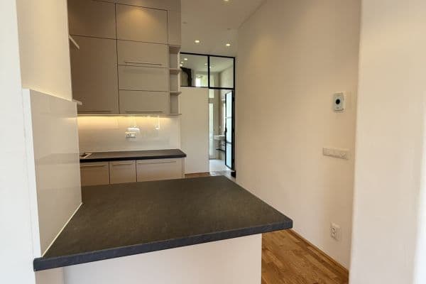 Prenájom bytu 2-izbový 55 m², Vodárenská, Praha Prenájom bytu 2-izbový 55 m², Vodárenská, Praha