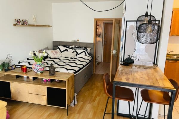 Prenájom bytu 1-izbový 39 m², Randova, Praha Prenájom bytu 1-izbový 39 m², Randova, Praha