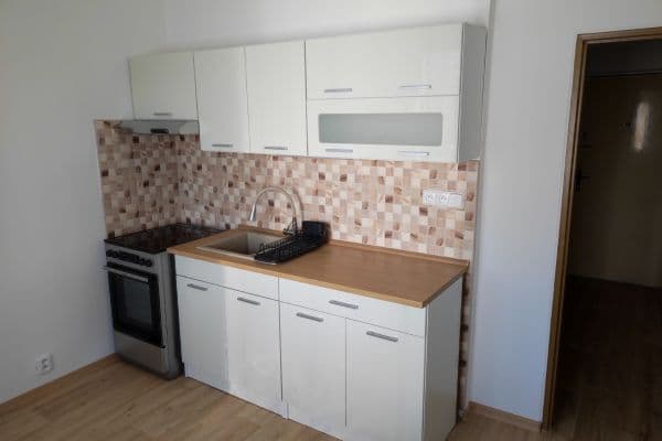 Prenájom bytu 1-izbový 38 m², Pod Zámečkem, Hradec Králové Prenájom bytu 1-izbový 38 m², Pod Zámečkem, Hradec Králové
