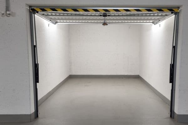 Prenájom garáže 18 m², Domalípova, Praha Prenájom garáže 18 m², Domalípova, Praha