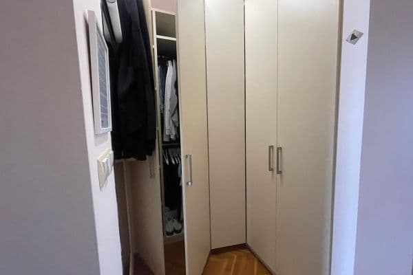 Prenájom bytu 3-izbový 85 m², Slovenská, Praha Prenájom bytu 3-izbový 85 m², Slovenská, Praha