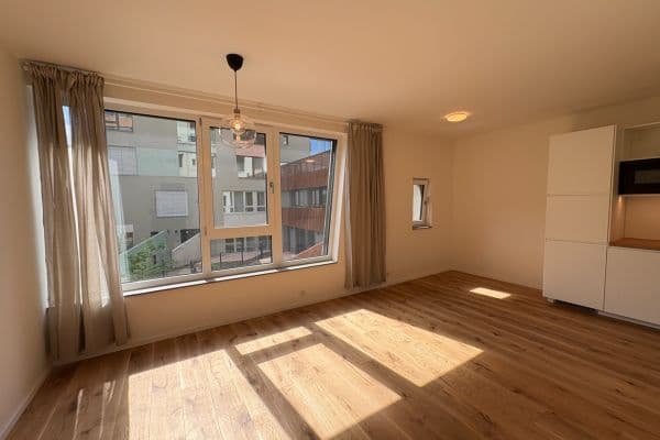 Prenájom bytu 1-izbový 38 m², U Komína, Praha Prenájom bytu 1-izbový 38 m², U Komína, Praha