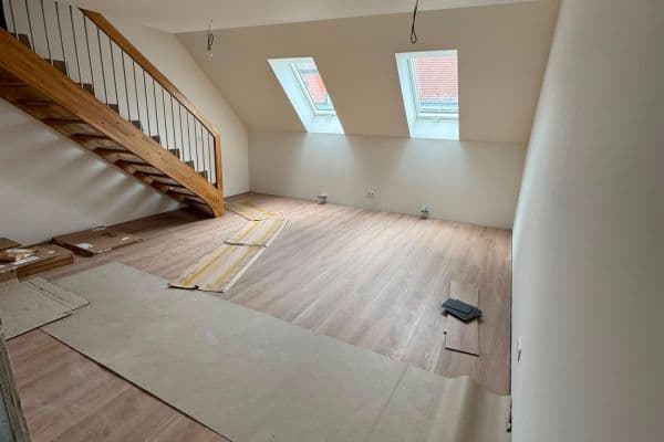 Prenájom bytu 4-izbový 130 m², Chodská, Praha Prenájom bytu 4-izbový 130 m², Chodská, Praha