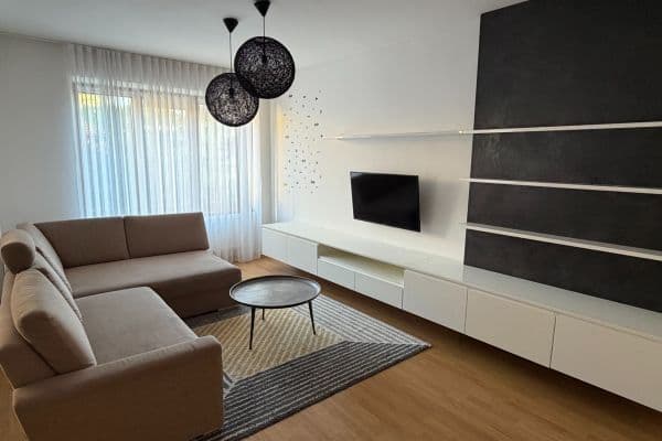 Prenájom bytu 3-izbový 74 m², Luštěnická, Praha Prenájom bytu 3-izbový 74 m², Luštěnická, Praha