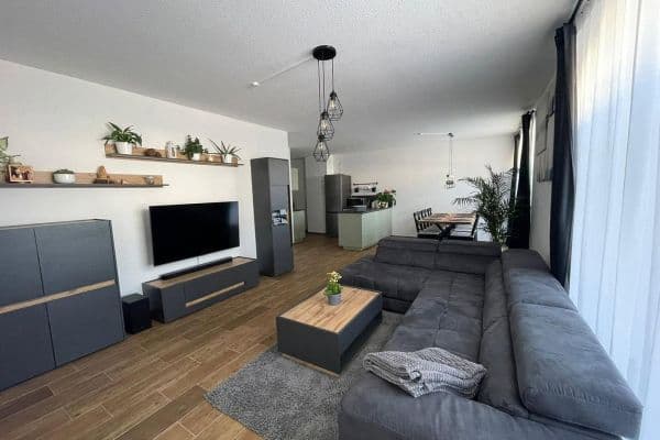 Prenájom bytu 3-izbový 92 m², Zwickauer Str. 481, Chemnitz, Sasko Prenájom bytu 3-izbový 92 m², Zwickauer Str. 481, Chemnitz, Sasko