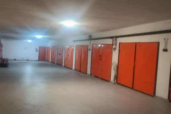 Prenájom garáže 18 m², Ratibořská, Praha Prenájom garáže 18 m², Ratibořská, Praha