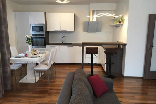 Prenájom bytu 2-izbový 62 m², Nekvasilova, Praha Prenájom bytu 2-izbový 62 m², Nekvasilova, Praha