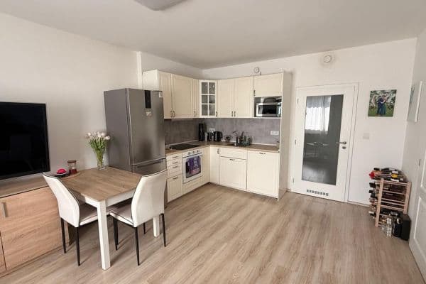 Prenájom bytu 2-izbový 55 m², Tupolevova, Praha Prenájom bytu 2-izbový 55 m², Tupolevova, Praha